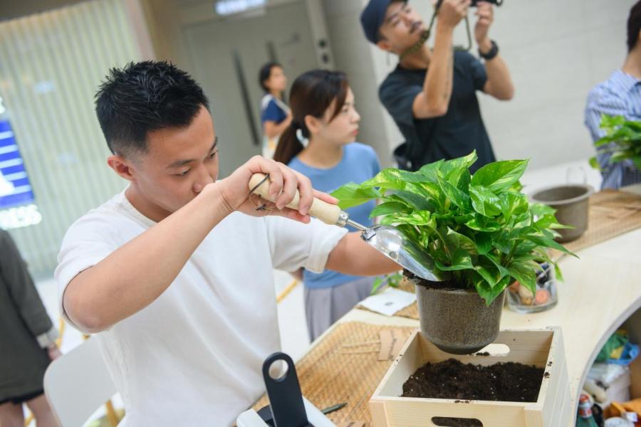 主題展覽融合不少綠色設計元素,整個空間會綴以 264 盆迷你植物, 而其種植盆特別與生物科技團隊 Bionicraft 合作,以廚餘及 Nespresso 回收咖啡渣製造而成,100% 天然且生產過程零廢棄,更可輕易被泥土吸收成肥料。 主題展覽融合不少綠色設計元素,整個空間會綴以 264 盆迷你植物, 而其種植盆特別與生物科技團隊 Bionicraft 合作,以廚餘及 Nespresso 回收咖啡渣製造而成,100% 天然且生產過程零廢棄,更可輕易被泥土吸收成肥料。