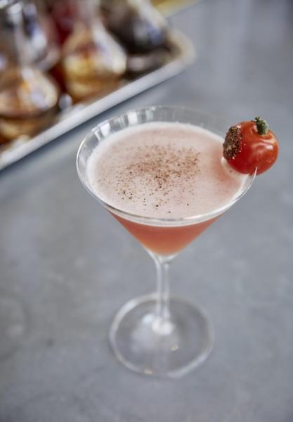 Tomatini:調酒師用上新鮮番茄汁、伏特加、意大利香醋、蔗糖漿、鹽、胡椒,並綴以新鮮車厘茄,雞尾酒入口微酸,非常清爽。 Tomatini:調酒師用上新鮮番茄汁、伏特加、意大利香醋、蔗糖漿、鹽、胡椒,並綴以新鮮車厘茄,雞尾酒入口微酸,非常清爽。