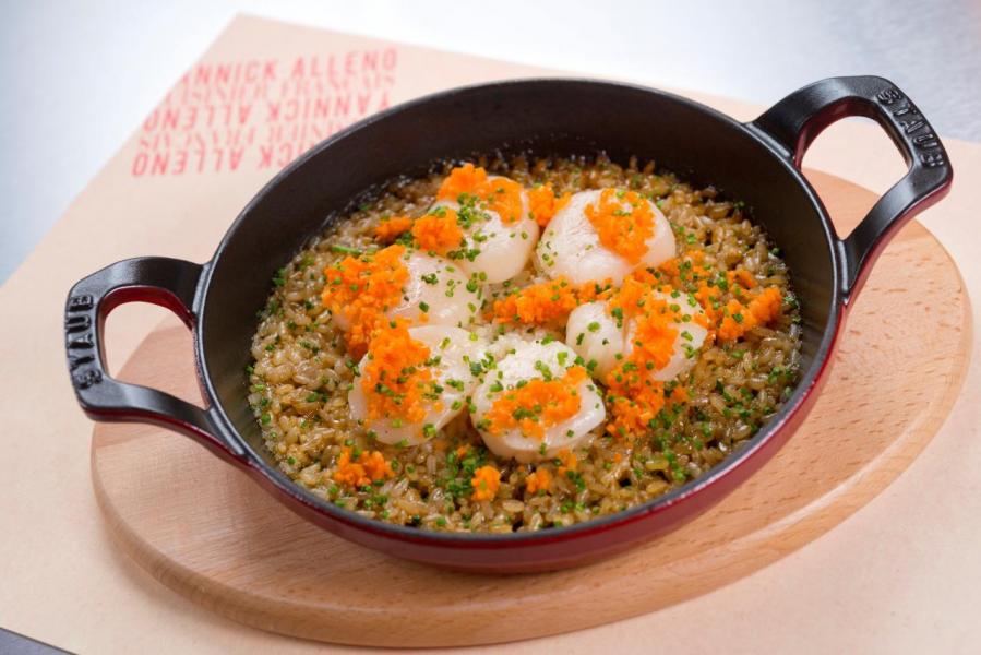 Pilafaela”de noix de coquille Saint-Jacques:大廚將巴黎小酒館的地道菜式昇華並融入亞洲風味,將北海道帶子、鮮薑、甘筍粒等食材鋪在以肉湯燉成的香料燴飯上,帶點西班牙海鮮飯的影子。 Pilafaela”de noix de coquille Saint-Jacques:大廚將巴黎小酒館的地道菜式昇華並融入亞洲風味,將北海道帶子、鮮薑、甘筍粒等食材鋪在以肉湯燉成的香料燴飯上,帶點西班牙海鮮飯的影子。