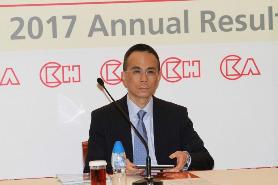 李嘉誠早前宣佈退休,卸任主席及執行董事一職,轉任為資深顧問,長和主席一職則由其53歲長子李澤鉅接任。 李嘉誠早前宣佈退休,卸任主席及執行董事一職,轉任為資深顧問,長和主席一職則由其53歲長子李澤鉅接任。