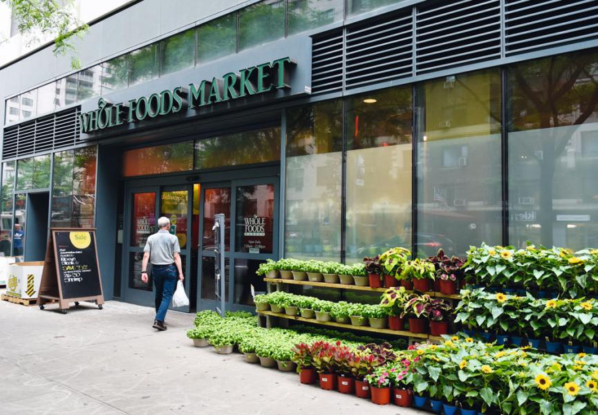 Whole Foods Market於美國擁有四百四十四家分店,覆蓋美國七成人口。 Whole Foods Market於美國擁有四百四十四家分店,覆蓋美國七成人口。