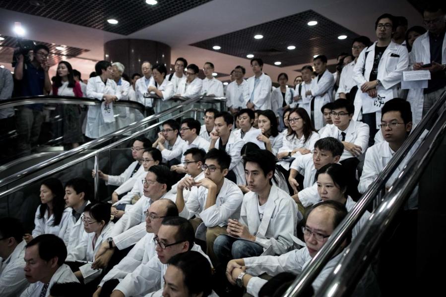 本港醫療資源嚴重不足,多次引發醫護人員靜坐表示不滿。 本港醫療資源嚴重不足,多次引發醫護人員靜坐表示不滿。