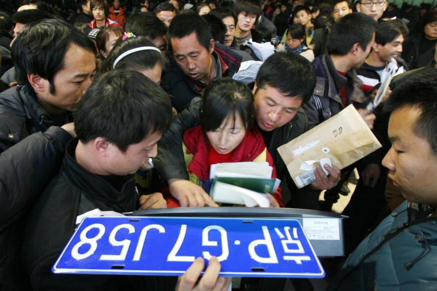 在北京和上海,購買新能源汽車的車主可以免費獲得車牌。 在北京和上海,購買新能源汽車的車主可以免費獲得車牌。