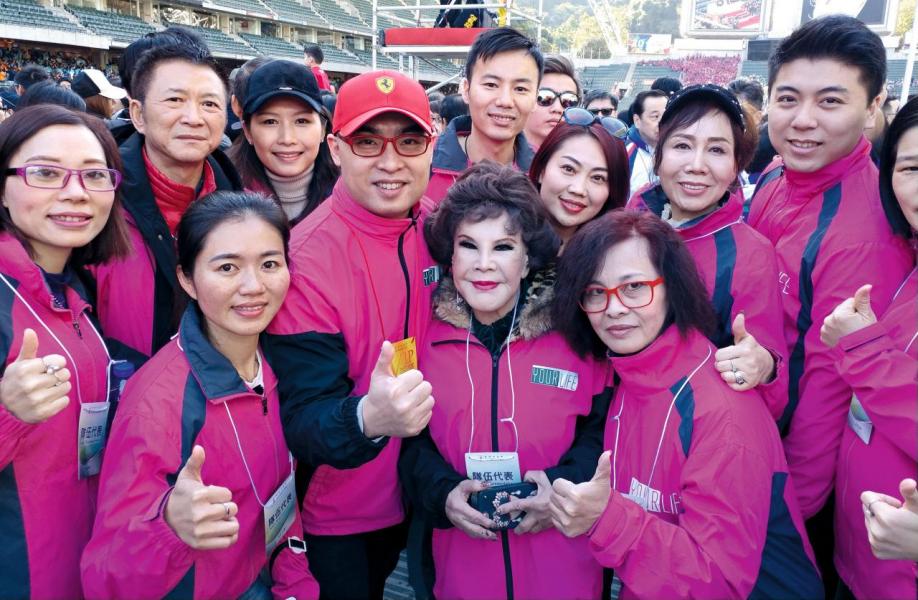 Bryan與藝人黃夏蕙一同出席慈善活動。 Bryan與藝人黃夏蕙一同出席慈善活動。