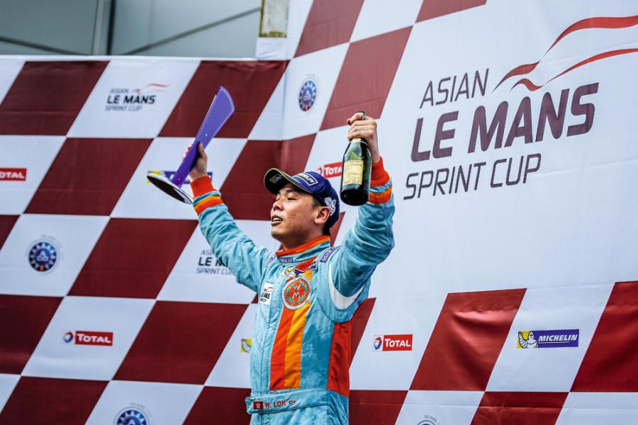 這位昔日「超齡」的賽車手，如今已站在亞洲賽車壇的頂尖位置，超越很多年青賽車手。